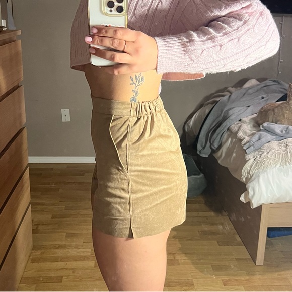 Aritzia Wilfred boissier short in camel - Picture 4 of 7